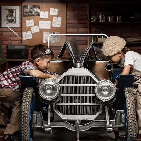 Kinder spielen Autowerkstatt