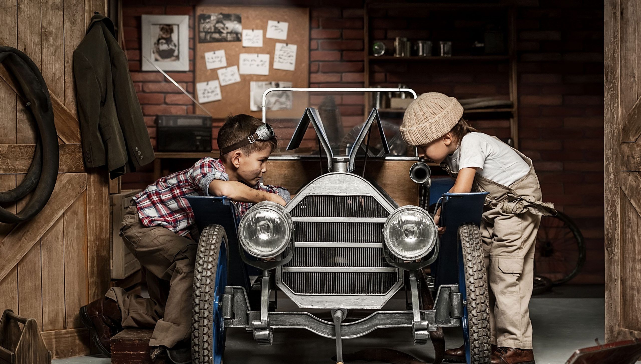 Kinder spielen Autowerkstatt